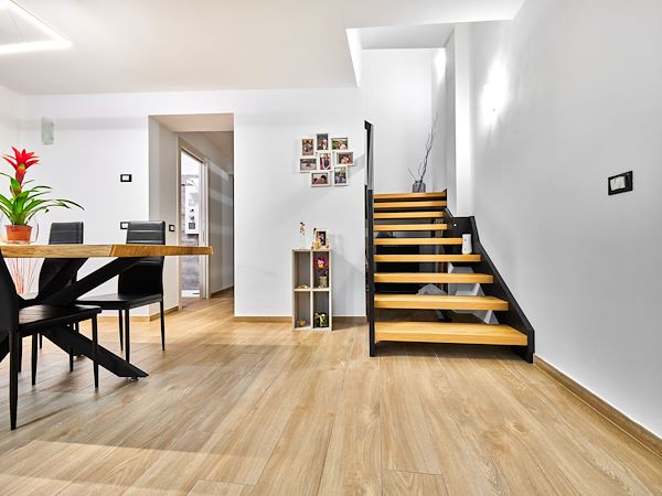 Sono stati rifatti tutti gli impianti, pavimenti, finiture e intonaci e rimodulati per incontrare le esigenze della committenza