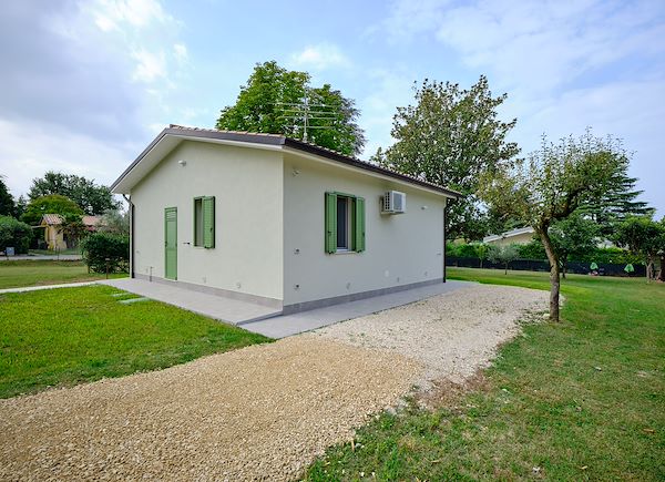 Realizzazione di bordo perimetrale in sasso tondo lavato