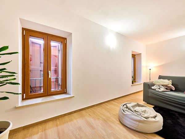 Tutti i serramenti sono stati sostituiti con un nuovo modello in PCV studiato per una clientela attenta al risparmio energetico (6 camere) e all’ecologia