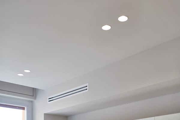 Impianto di condizionamento in pompa di calore canalizzato. Tutto inserito nel controsoffitto con le bocchette di ventilazione, sia per il caldo che per il freddo