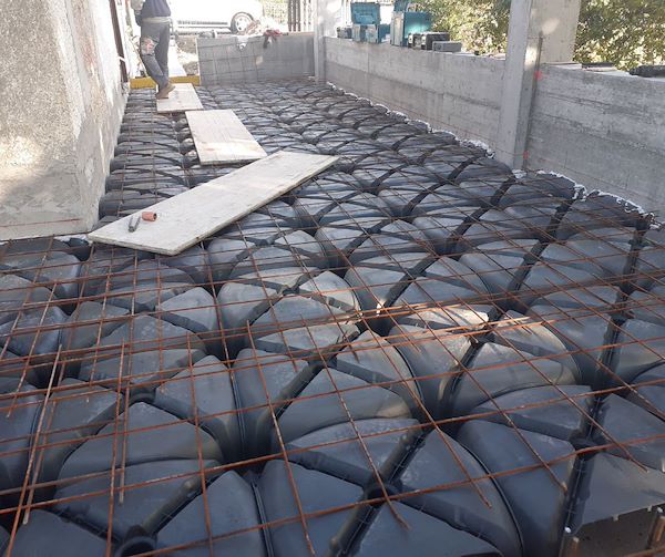 Considerando che l'umidità di risalita è un problema comune della zona, creazione di un vespaio areato con igloo per evitare che il terrazzo si appoggi a terra e aggiunta di fori esterni grazie ai quali l’umidità viene eliminata verso l’esterno