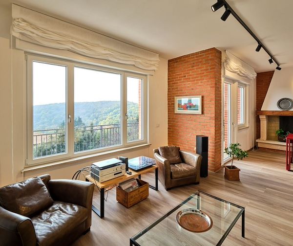 Serramenti moderni in PVC bianco per enfatizzare la luminosità e l’ampiezza degli spazi.