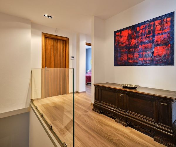 Pavimentazione flottante in laminato HPL ad alta pressione, posata con materiali isolanti termoacustici che aggiungono comfort e silenziosità agli spazi.