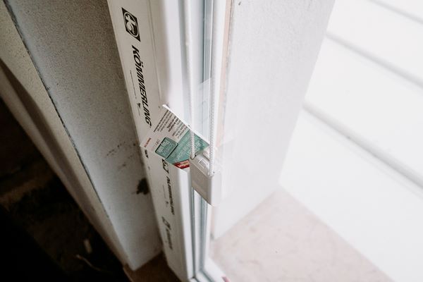 Installato i serramenti con profili in PVC da 84 mm e vetrocamera ad Argon (particolare gas per garantire isolamento termico)
