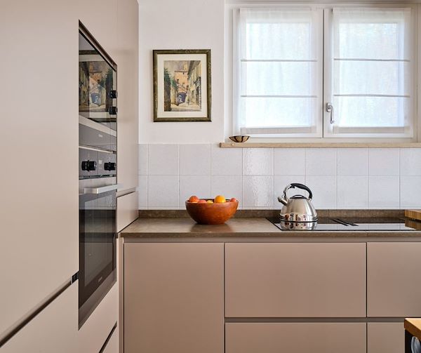 Trame di stile: pennellate di design in una dimora anni '70
