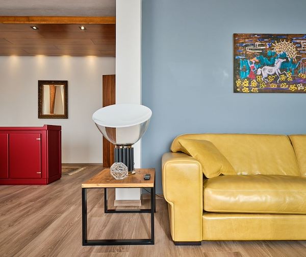 Trame di stile: pennellate di design in una dimora anni '70