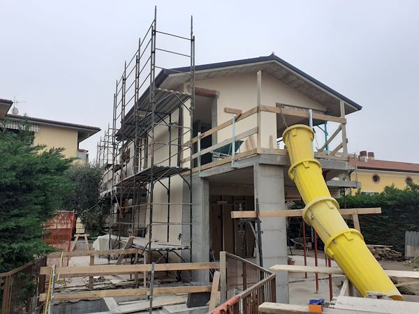 Ristrutturazione intero edificio a bardolino (in corso)