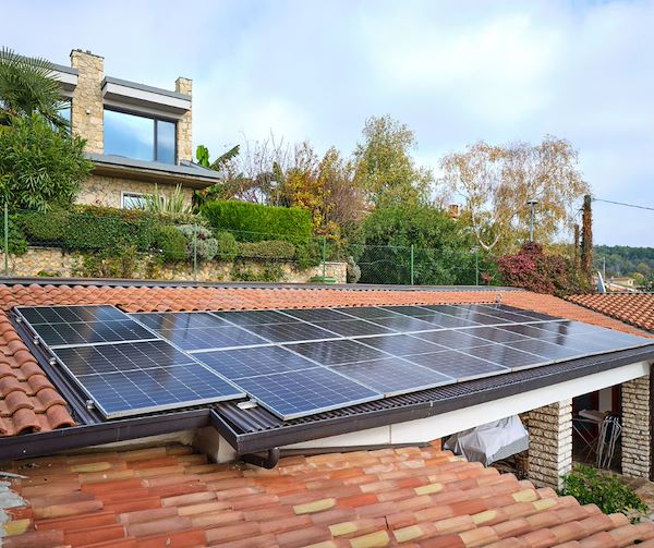 Pompa di calore e fotovoltaico da 7 kW con batterie di accumulo, per una casa autosufficiente dal punto di vista energetico e a sostegno dell’ambiente.