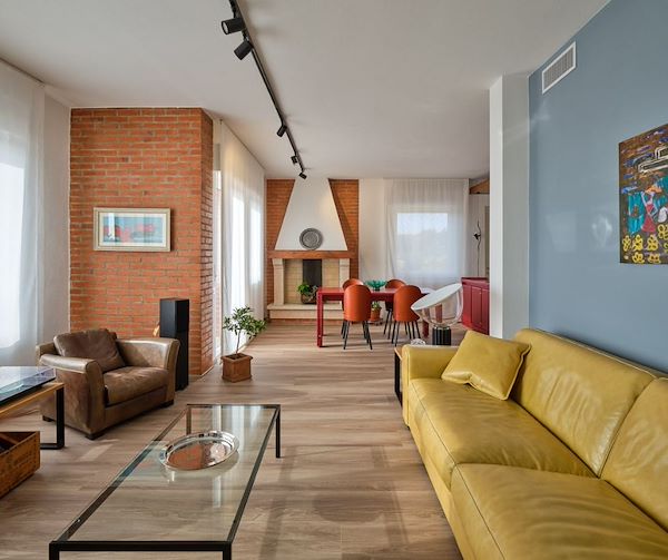 Trame di stile: pennellate di design in una dimora anni '70