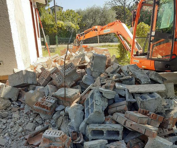 Demolizione del terrazzo esterno che aveva subito importanti cedimenti a causa della struttura non adeguata visto il terreno poco portante.