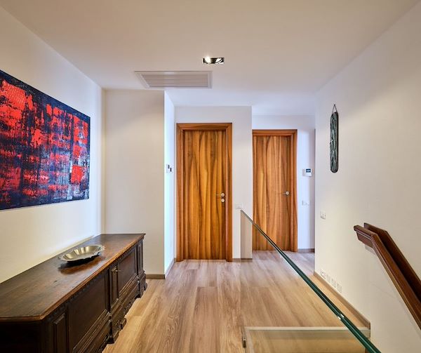 Trame di stile: pennellate di design in una dimora anni '70