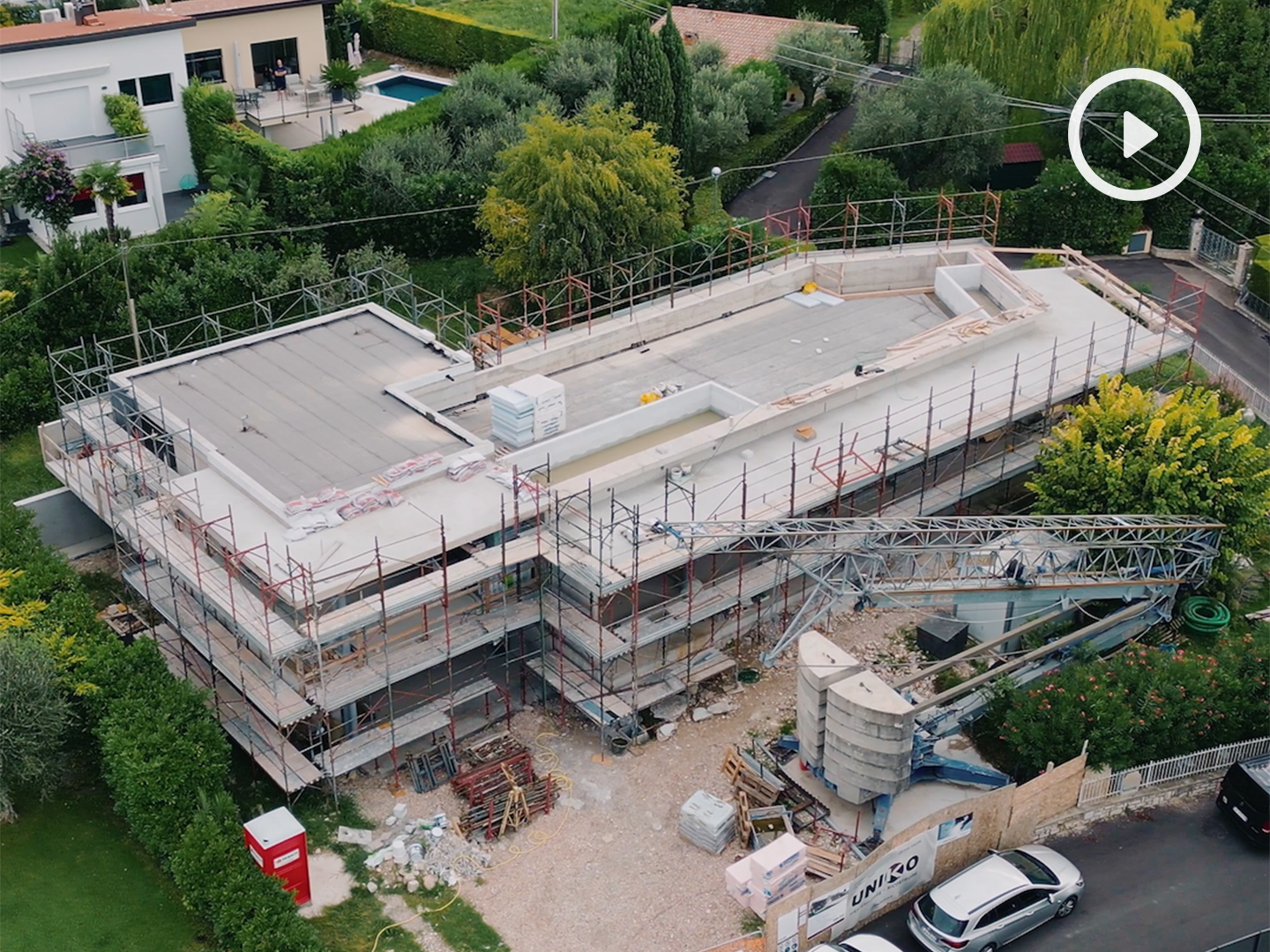 Demolizione e ricostruzione: una villa di pregio rinasce sul lago
