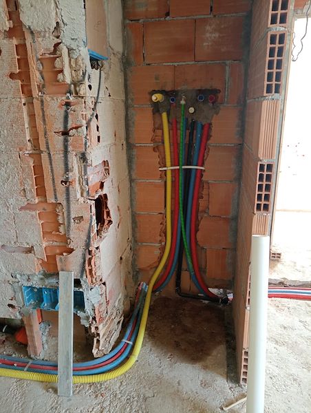 Demolizione e rifacimento completo degli impianti idraulici ed elettrici.