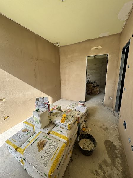 Trattamento delle pareti perimetrali con intonaco deumidificante per garantire un ambiente più salubre.