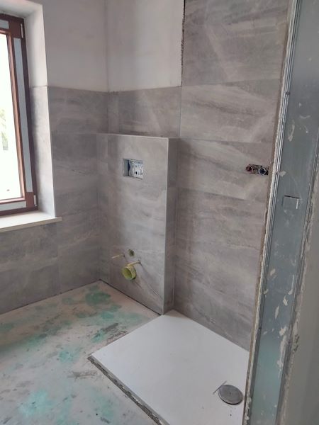 Nel primo piano, invece, la chiusura della porzione di solaio da cui passavano le scale ci ha permesso di ricavare uno spazio utile per la realizzazione di un nuovo bagno