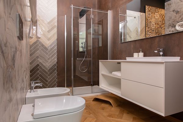 Quando gli opposti si attraggono: intrecci tra corten e decori floreali