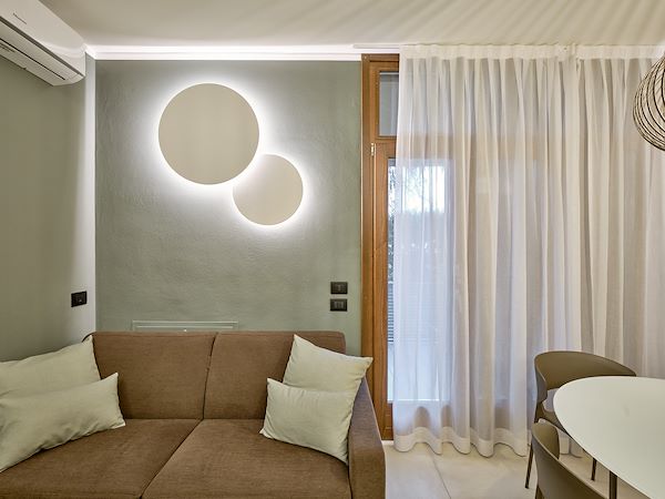 Studio illuminotecnico realizzato in collaborazione con il progettista, valorizzando ogni ambiente con soluzioni di luce calibrate su misura.