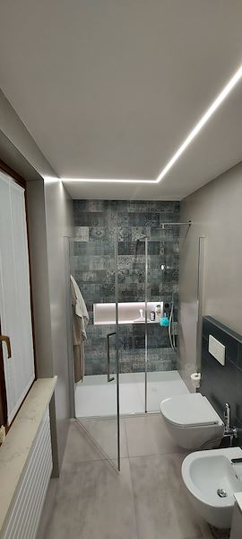 Rifatto completamente il bagno: nuova disposizione dei sanitari che ha permesso di inserire un’ampia doccia nuova