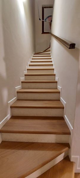 Rifatti i pavimenti e la scala per il piano superiore