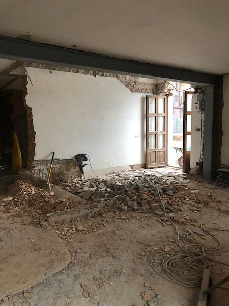 Demolizione di pavimenti, intonaci, impianti e alcune pareti interne