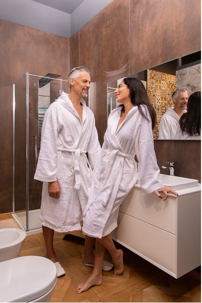 Quando gli opposti si attraggono: intrecci tra corten e decori floreali