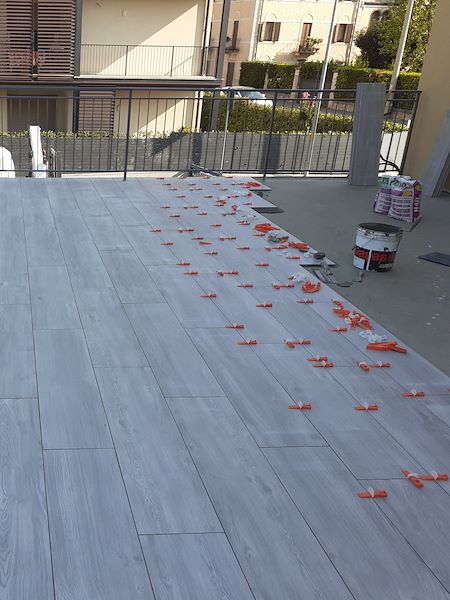 La scala di accesso è stata ricreata esternamente insieme al nuovo ingresso indipendente che affaccia sul nuovo terrazzo
