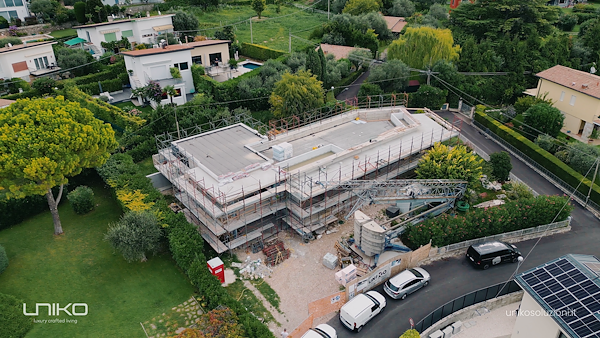 Demolizione e ricostruzione: una villa di pregio rinasce sul lago