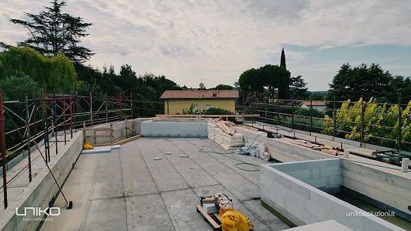 Demolizione e ricostruzione: una villa di pregio rinasce sul lago