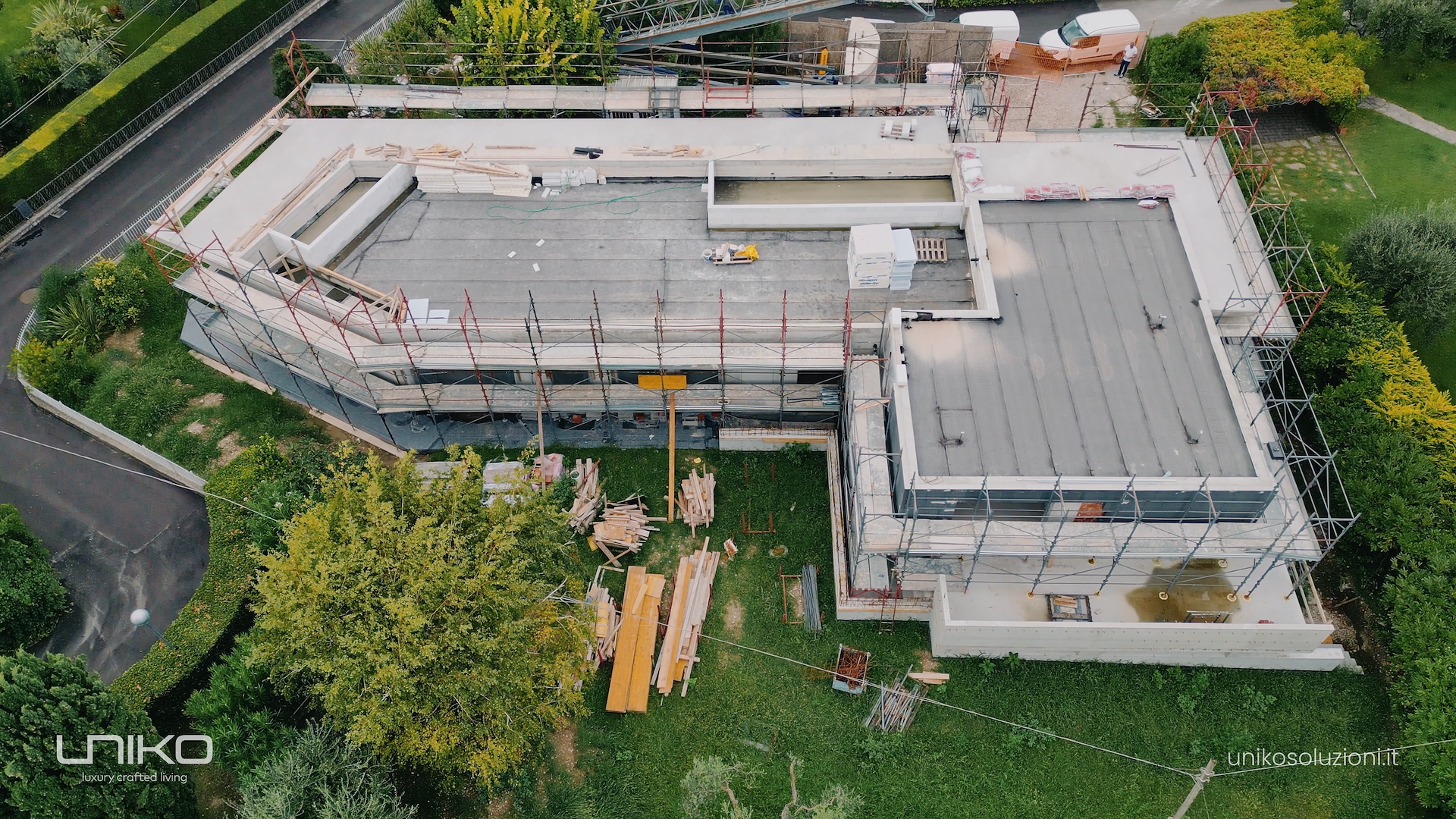 Demolizione e ricostruzione: una villa di pregio rinasce sul lago