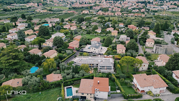 Demolizione e ricostruzione: una villa di pregio rinasce sul lago