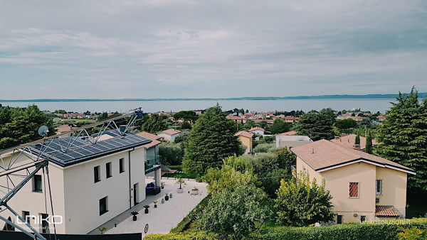 Demolizione e ricostruzione: una villa di pregio rinasce sul lago