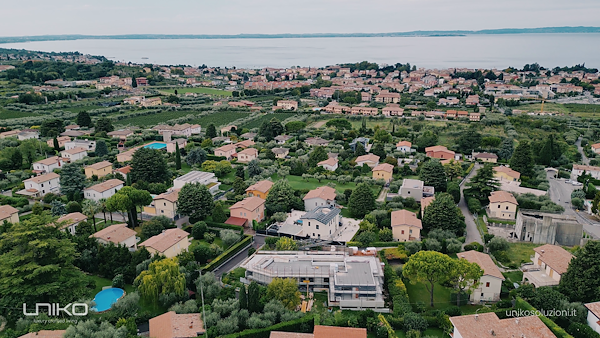 Demolizione e ricostruzione: una villa di pregio rinasce sul lago